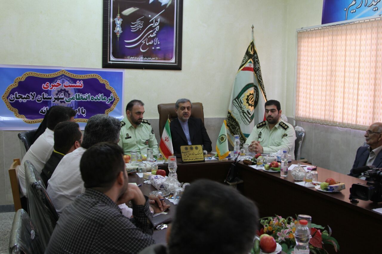 نشست ریاست نیروی انتظامی شهرستان لاهیجان با اصحاب رسانه در هفته ی ناجا