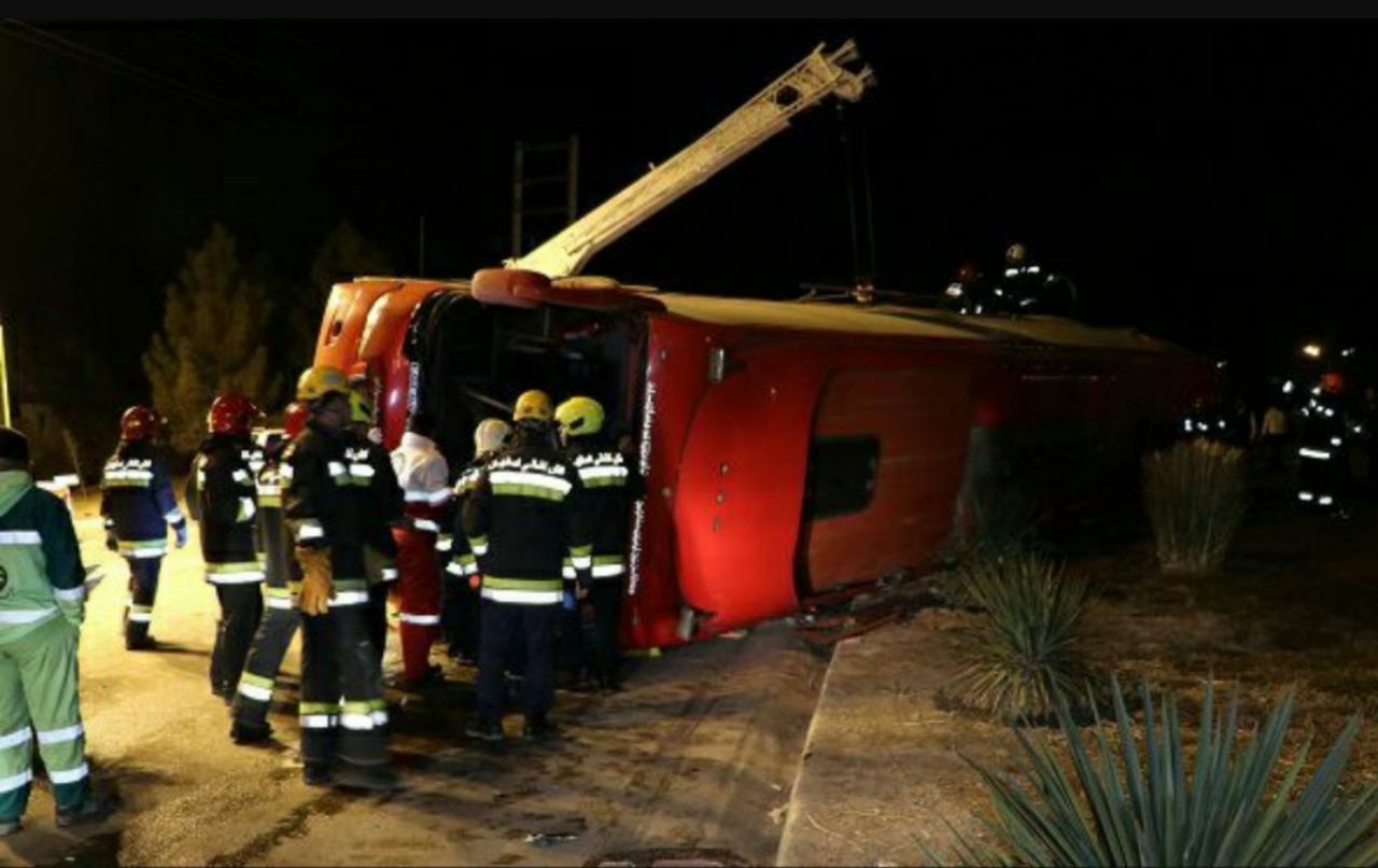 واژگونی اتوبوس مسافربری مسیر تهران – شیراز در ورودی سپاهان‌شهر اصفهان بامداد سه شنبه ۹ کشته و ۱۸ مصدوم بر جا گذاشت