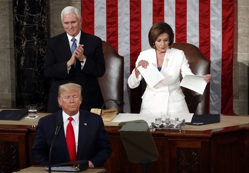 پلوسی متن سخنرانی ترامپ را پاره کرد!