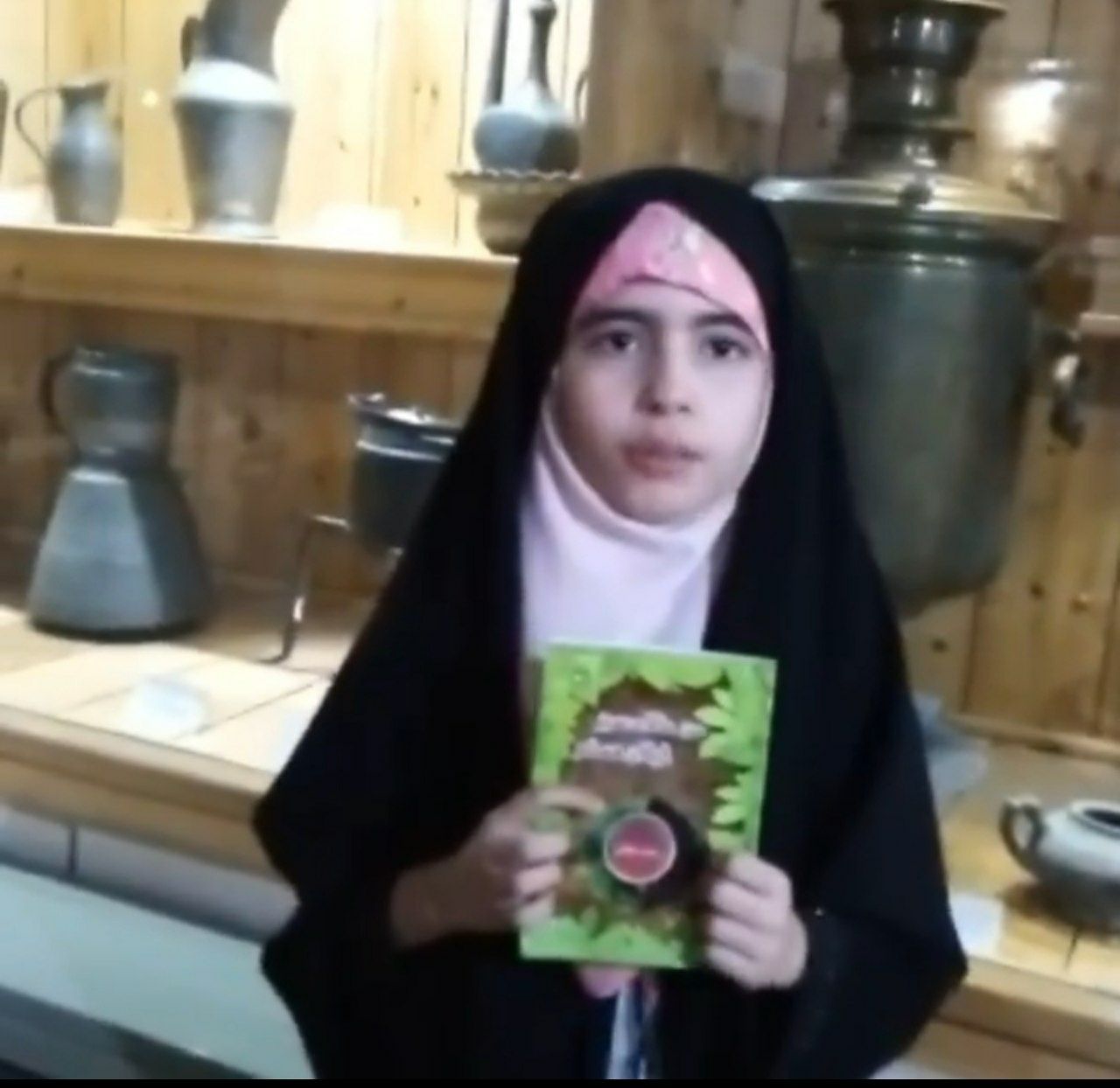 زینب صادقی، نویسنده و پژوهشگر دوازده ساله‌ی لاهیجانی اولین کتابش را منتشر کرد.