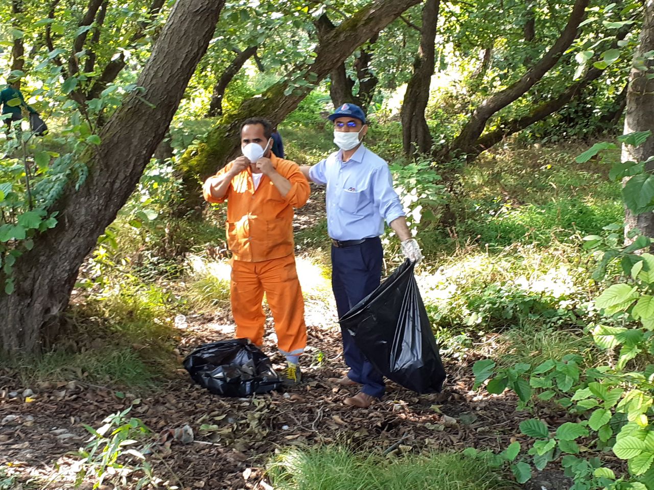 ✅ پویش جمعه سبز در بندرڪیاشهر   به همت   شرڪت تعاونی پسماند پردازگر بوجاق با مشارڪت شهرداری بندر ڪیاشهر و موسسه پیشگامان محیط زیست و همچنین اداره محیط زیست شهرستان آستانه اشرفیه  روز  جمعه ۹۹/۶/۲۸ساعت ۱۰ صبح  اقدام به پاڪسازی پارڪ جنگلی بندر ڪیاشهر نمودند  عبدالرضاسلیمانی ؛ شهردار بندرڪیاشهر:   لازمه بهره بردن از طبیعت   حفظ طبیعت است     جعفر میرزایی ؛رئیس اداره محیط زیست شهرستان آستانه اشرفیه ؛  ردپای انسان در طبیعت  ناراحت ڪننده است