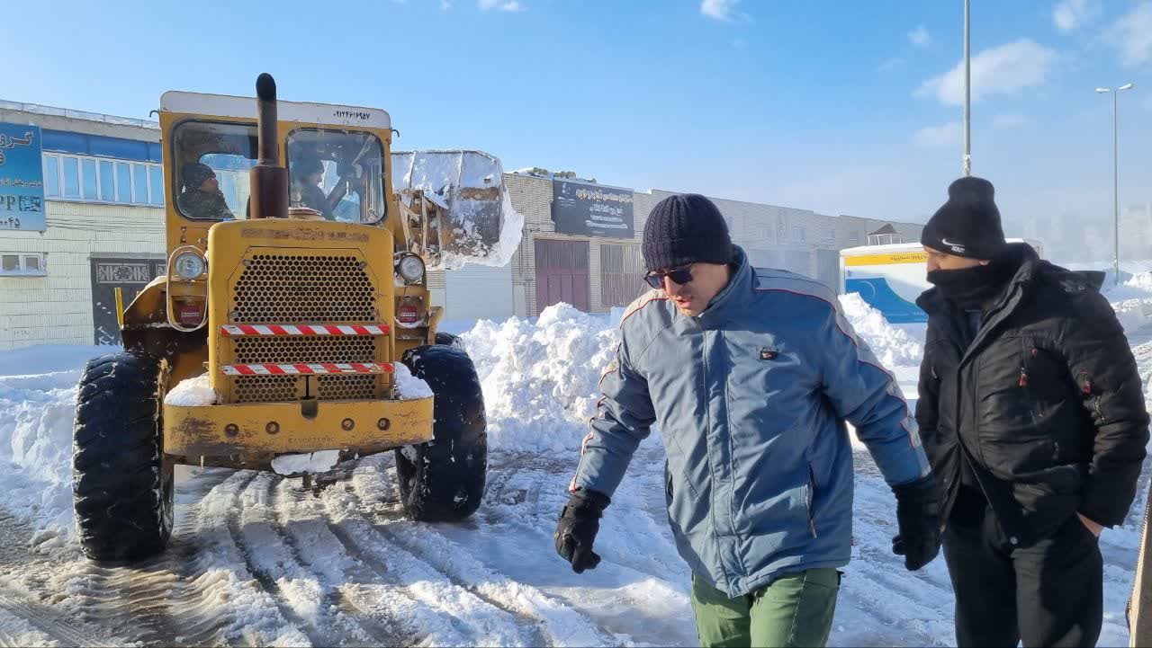 ادامه برف روبی معابر و خیابان های شهرکهای صنعتی استان