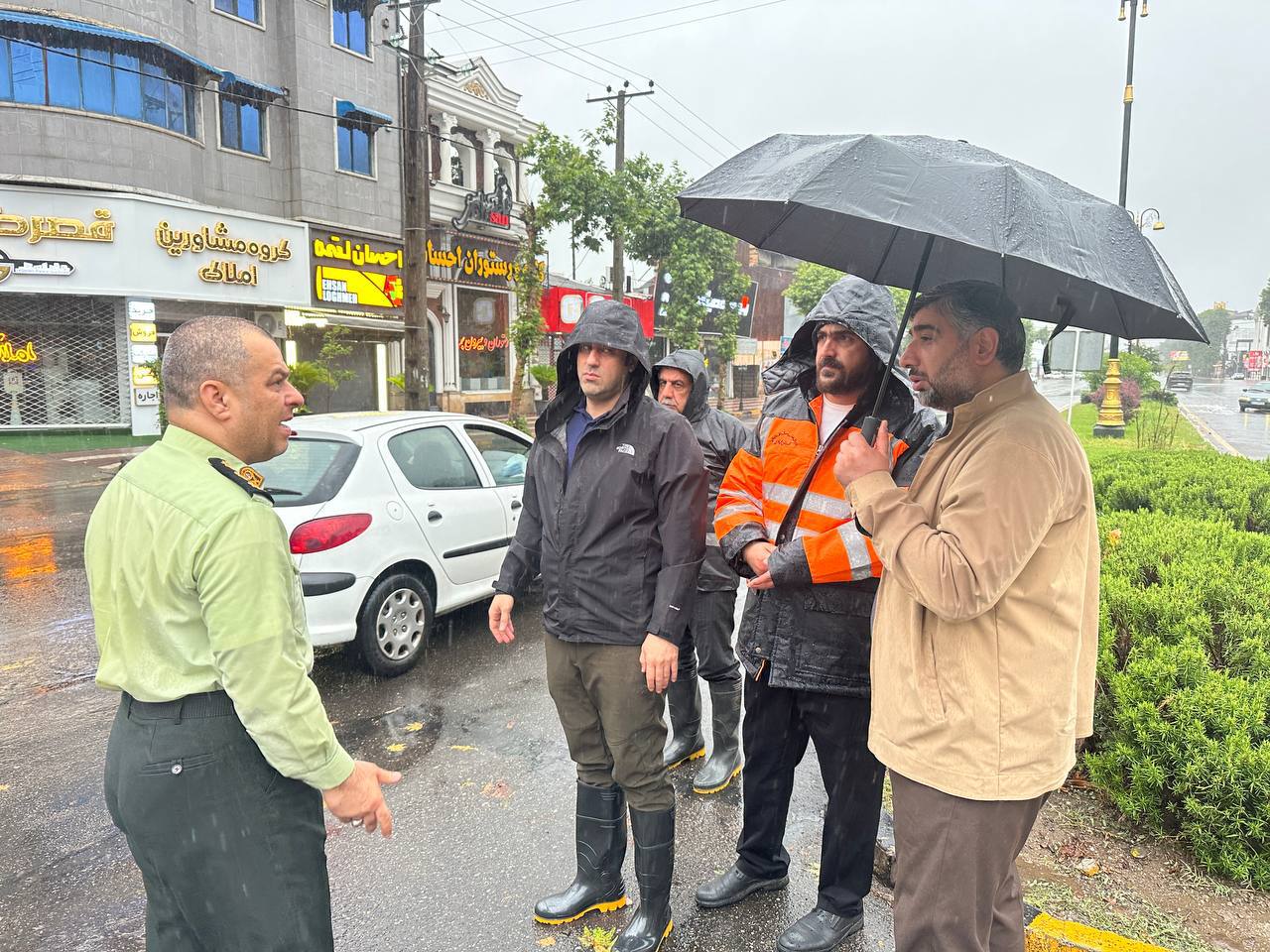 همزمان با بارش شدید باران حضور فرماندار ، شهردار و اعضای ستاد  بحران شهرداری لاهیجان در سطح شهر