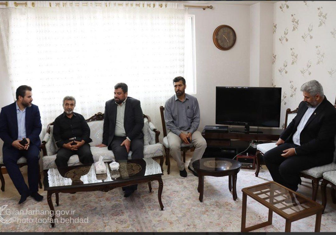 دیدار مدیرکل فرهنگ و ارشاد اسلامی گیلان در لاهیجان با خانواده خبرنگار شبکه خبر شهید نیما رجب پور