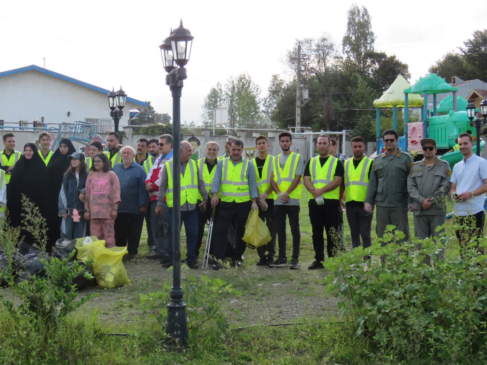 پاکسازی روستای لولمان با مشارکت گسترده مردم و مسئولان شهرستان فومن